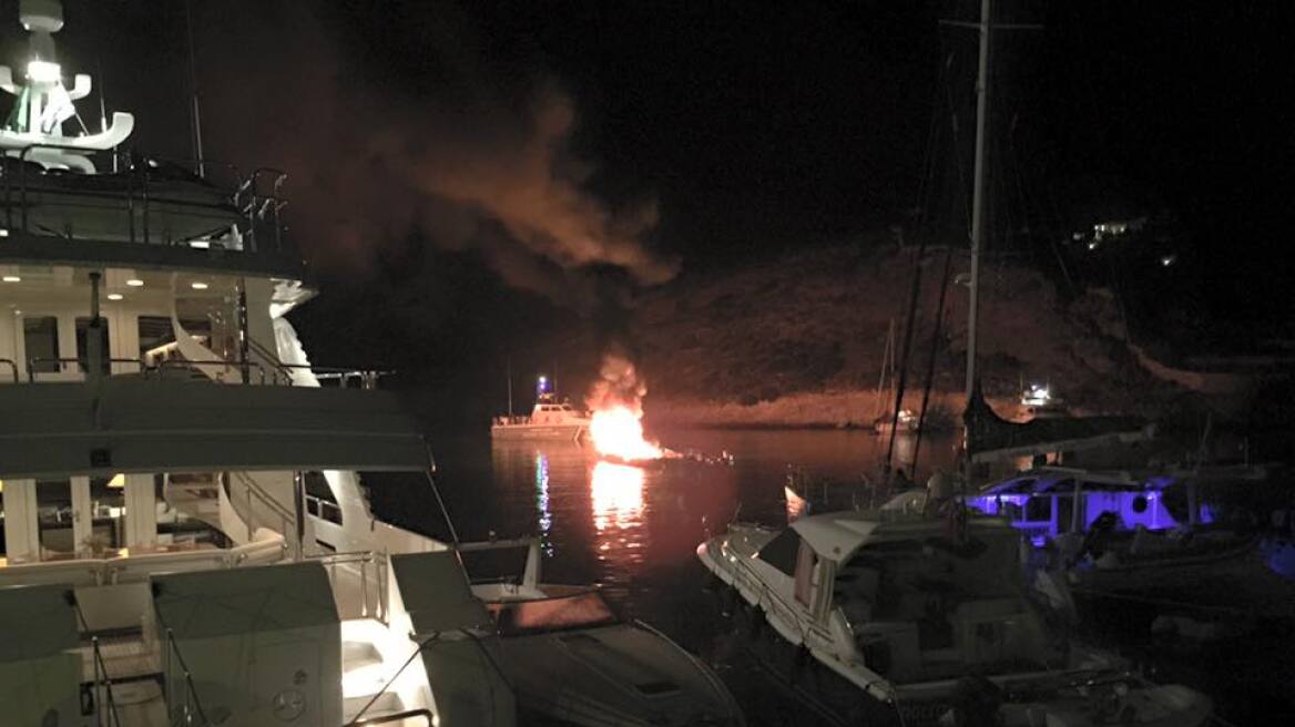 Σχοινούσα: Πυρκαγιά κατέστρεψε ολοσχερώς ιστιoπλοϊκό μέσα στο λιμάνι